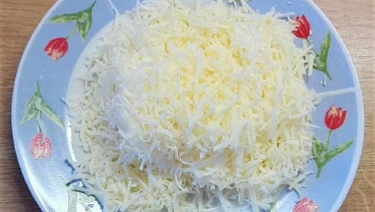 Mrkvová pomazánka se sýrem, Odkrojíme z bločku kousek sýra podle chuti. Nastrouháme najemno. 
