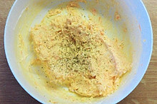 Ochutíme solí, provensálskými bylinkami a vegetou. 