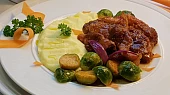 Pečené, marinované vykostěné koleno a máslové kapustičky