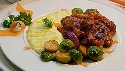 Pečené, marinované vykostěné koleno a máslové kapustičky