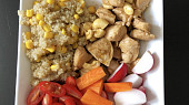 Quinoa s kukuřicí a kuřecím masem