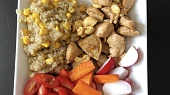 Quinoa s kukuřicí a kuřecím masem
