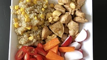Quinoa s kukuřicí a kuřecím masem