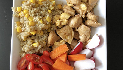 Quinoa s kukuřicí a kuřecím masem