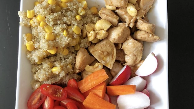 Quinoa s kukuřicí a kuřecím masem