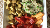 Quinoa s uzeným tofu a zeleninou
