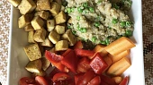 Quinoa s uzeným tofu a zeleninou