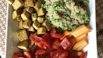 Quinoa s uzeným tofu a zeleninou