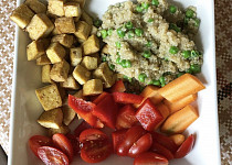 Quinoa s uzeným tofu a zeleninou