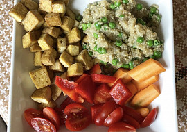 Quinoa s uzeným tofu a zeleninou