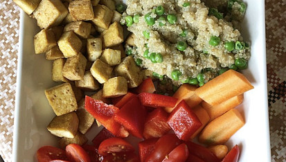 Quinoa s uzeným tofu a zeleninou