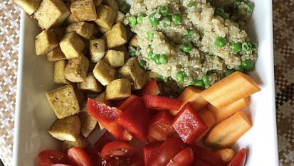 Quinoa s uzeným tofu a zeleninou