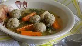 Slepičí polévka se zeleninou a  vaječno-žampiónovými knedlíčky