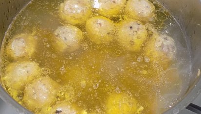 Slepičí polévka se zeleninou a  vaječno-žampiónovými knedlíčky