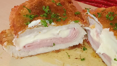 Smažené vepřové rolky s náplní tavených sýrů a šunky
