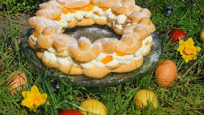 Velikonoční věnec z odpalovaného těsta s mandarinkami