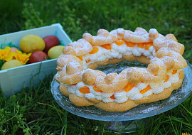 Velikonoční věnec z odpalovaného těsta s mandarinkami