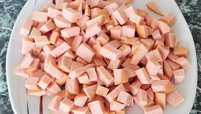 Zapečené těstoviny se salámem, sýrem a vajíčkem, Salám nakrájíme na kostky.
