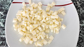 Zapečené těstoviny se salámem, sýrem a vajíčkem, Sýr nakrájíme na malé kostičky.