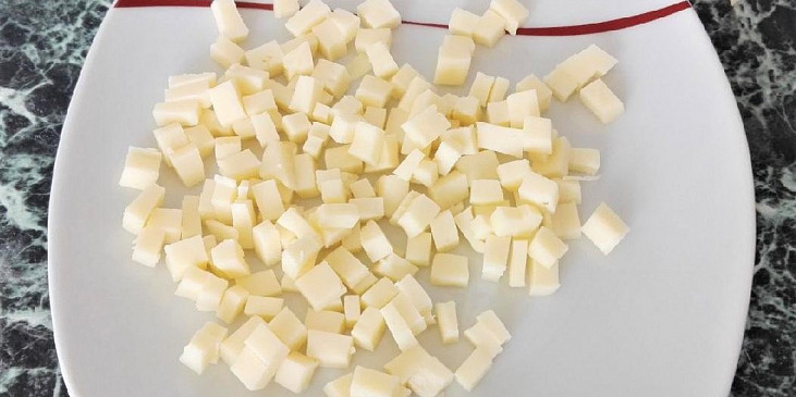 Sýr nakrájíme na malé kostičky.