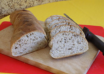 Pšenično-žitný chléb s ořechy