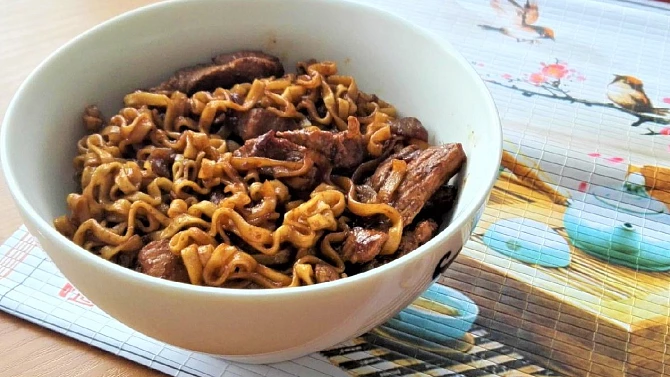 Čínské nudle s masem a omáčkami, Čínské nudle s masem a omáčkami