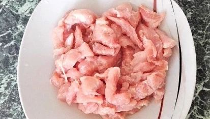 Čínské nudle s masem a omáčkami, Maso očistíme a nakrájíme na nudličky nebo na kostky.