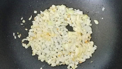 Čínské nudle s masem a omáčkami, V hluboké pánvi (wok) rozpálíme trochu oleje, na kterém osmahneme cibuli.