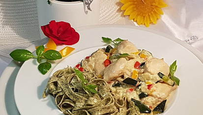 Cuketovo-kuřecí směs a italské těstoviny s medvědím česnekem