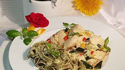 Cuketovo-kuřecí směs a italské těstoviny s medvědím česnekem