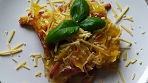 Zapečené těstoviny s uzenou krkovicí a cuketou