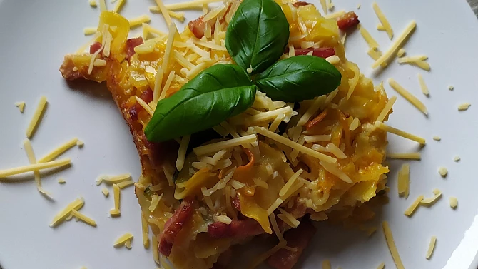 Zapečené těstoviny s uzenou krkovicí a cuketou