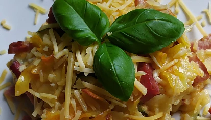 Zapečené těstoviny s uzenou krkovicí a cuketou
