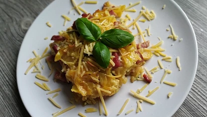 Zapečené těstoviny s uzenou krkovicí a cuketou