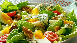 Hlávkový salát s vejci a sýrem