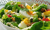 Hlávkový salát s vejci a sýrem