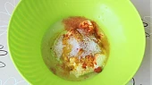 Kuřecí maso v marinádě z jogurtu, Do mísy dáme jogurt, prolisujeme česnek, vymačkáme citronovou šťávu, přidáme zázvor, kari, mletou papriku a sůl.