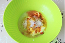 Do mísy dáme jogurt, prolisujeme česnek, vymačkáme citronovou šťávu, přidáme zázvor, kari, mletou papriku a sůl.