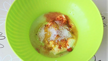 Kuřecí maso v marinádě z jogurtu, Do mísy dáme jogurt, prolisujeme česnek, vymačkáme citronovou šťávu, přidáme zázvor, kari, mletou papriku a sůl.