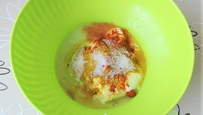 Kuřecí maso v marinádě z jogurtu, Do mísy dáme jogurt, prolisujeme česnek, vymačkáme citronovou šťávu, přidáme zázvor, kari, mletou papriku a sůl.