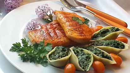 Listový špenát v těstovinách ,,conchiglioni“ a grilovaná kuřecí prsa