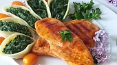 Listový špenát v těstovinách ,,conchiglioni“ a grilovaná kuřecí prsa