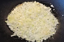 Na hluboké pánvi (wok) nebo v hrnci rozpálíme trochu oleje. Cibuli osmahneme dozlatova. 
