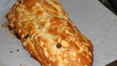 Nadýchaná vánočka z černého piva, Právě vytažená z trouby..
