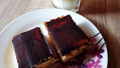 Nepečené likérové řezy z bebe sušenek
