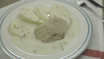 Okurková omáčka s vařeným vepřovým masem