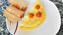 Omeleta se sýrem, rajčátky a bazalkou