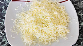 Omeleta se sýrem, rajčátky a bazalkou