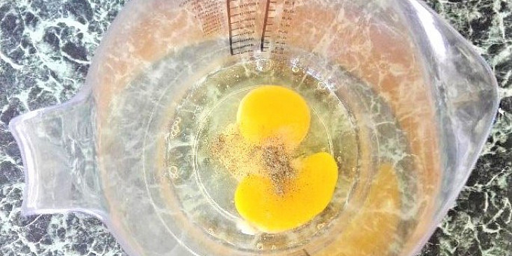 Vajíčka osolíme (dávám menší špetku na 1 vejce) a opepříme. 