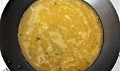 Omeleta se sýrem, rajčátky a bazalkou, Na pánvičce rozpustíme kousek másla. Vajíčka nalijeme na pánvičku a necháme zvolna smažit. 